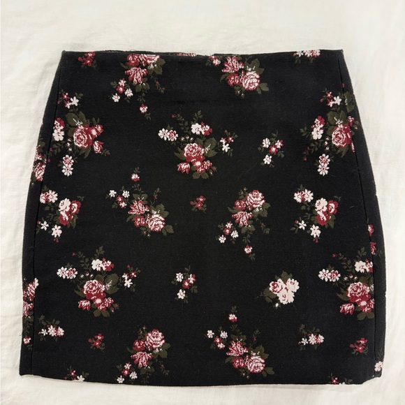 LOFT Dresses & Skirts - LOFT Black Floral Mini Skirt